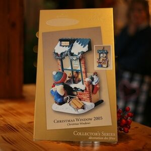 HALLMARK KEEPSAKE Ornament – Christmas Window 2005 (Club Exclusive)
